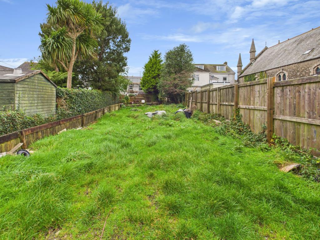 Lot: 150 - TWO FLATS FOR UPDATING WITH PARKING AND GARDEN - Rear garden